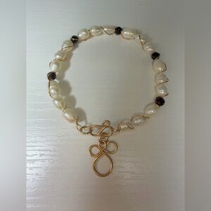 Elegant Pearl and Gold Bracelet